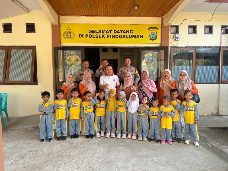 Kapolsek Pinogaluman Iptu Musril Melanu menyambut Siswa TK Terpasldu Al-Multazam desa Tombolango Pantai