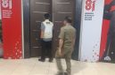 Nampak salah satu personil KPK RI memasuki ruang kerja Bupati Boltara