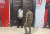 Nampak salah satu personil KPK RI memasuki ruang kerja Bupati Boltara