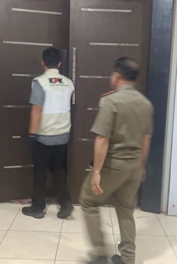 KPK Geledah Ruang Kerja Bupati Boltara, Ditemukan Brangkas