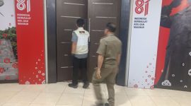 Nampak salah satu personil KPK RI memasuki ruang kerja Bupati Boltara
