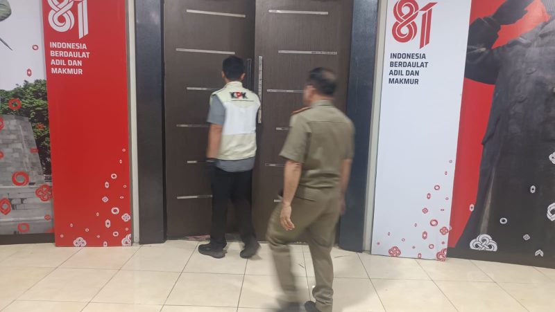 Nampak salah satu personil KPK RI memasuki ruang kerja Bupati Boltara