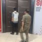 Nampak salah satu personil KPK RI memasuki ruang kerja Bupati Boltara