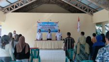 Pemerintah Kampung Bahu Bersama dengan Perwakilan Pemerintah Kecamatan Tabukan Utara, Ketua MTK serta Undangan Masyarakat Kampung Bahu saat menyanyikan lagu Indonesia Raya