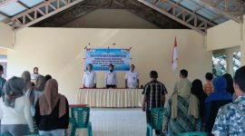 Pemerintah Kampung Bahu Bersama dengan Perwakilan Pemerintah Kecamatan Tabukan Utara, Ketua MTK serta Undangan Masyarakat Kampung Bahu saat menyanyikan lagu Indonesia Raya