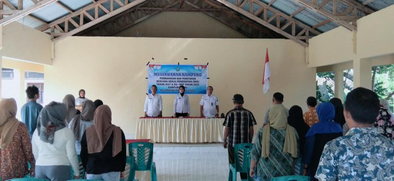 Pemerintah Kampung Bahu Bersama dengan Perwakilan Pemerintah Kecamatan Tabukan Utara, Ketua MTK serta Undangan Masyarakat Kampung Bahu saat menyanyikan lagu Indonesia Raya
