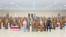 Asisten Bidang Pemerintahan dan Kesejahteraan Rakyat Sekretaris Daerah (Sekda), Fadly T. Usup bersama Kepala BKPSDM Boltara dan pihak terkait serta seluruh peserta tes kejiwaan CPNS