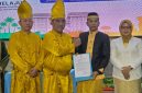 Muhammad Aditya Pontoh menerima SK Plt Bupati Boltara dari Gubernur Sulawesi Utara