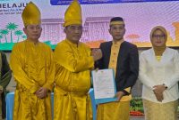 Muhammad Aditya Pontoh menerima SK Plt Bupati Boltara dari Gubernur Sulawesi Utara