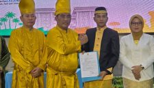 Muhammad Aditya Pontoh menerima SK Plt Bupati Boltara dari Gubernur Sulawesi Utara