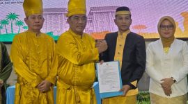 Muhammad Aditya Pontoh menerima SK Plt Bupati Boltara dari Gubernur Sulawesi Utara