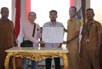 Plt Bupati Boltara Mohammad Aditya Pontoh serah terima lokasi paket pekerjaan konstruksi pembangunan Kampung Nelayan Merah Putih (KNMP) Tahun 2026 bersama Direktur PT Hana Huberta, yang merupakan salah satu program prioritas Pemerintah Pusat melalui Kementerian Kelautan dan Perikanan (KKP). 
