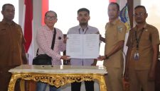 Plt Bupati Boltara Mohammad Aditya Pontoh serah terima lokasi paket pekerjaan konstruksi pembangunan Kampung Nelayan Merah Putih (KNMP) Tahun 2026 bersama Direktur PT Hana Huberta, yang merupakan salah satu program prioritas Pemerintah Pusat melalui Kementerian Kelautan dan Perikanan (KKP). 