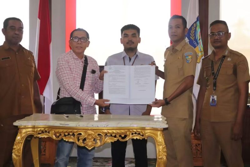 Plt Bupati Boltara Mohammad Aditya Pontoh serah terima lokasi paket pekerjaan konstruksi pembangunan Kampung Nelayan Merah Putih (KNMP) Tahun 2026 bersama Direktur PT Hana Huberta, yang merupakan salah satu program prioritas Pemerintah Pusat melalui Kementerian Kelautan dan Perikanan (KKP). 