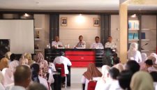 Plt Bupati Boltara Mohammad Aditya Pontoh bersama jajaran pemkab dan kepsek se-Boltara