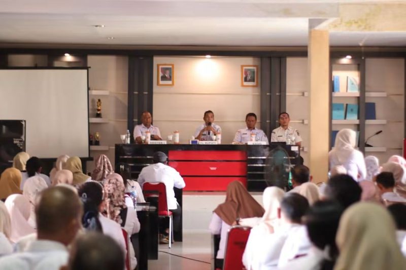 Plt Bupati Boltara Mohammad Aditya Pontoh bersama jajaran pemkab dan kepsek se-Boltara