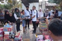 Plt Bupati Boltara Mohammad Aditya Pontoh menyerahkan sejumlah bantuan kepada korban kebakaran rumah dan didampingi oleh Pimpinan OPD terkait