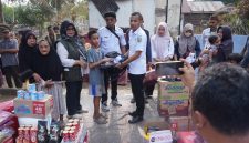 Plt Bupati Boltara Mohammad Aditya Pontoh menyerahkan sejumlah bantuan kepada korban kebakaran rumah dan didampingi oleh Pimpinan OPD terkait