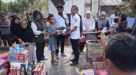 Plt Bupati Boltara Mohammad Aditya Pontoh menyerahkan sejumlah bantuan kepada korban kebakaran rumah dan didampingi oleh Pimpinan OPD terkait