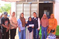 Plt. Ketua TP-PKK Boltara Moy Olivia Pontoh-Mamonto didampingi Ketua TP-PKK Kecamatan Bintauna dan beserta jajaran mengunjungi sekaligus menyerahkan bantuan kepada korban kebakaran rumah di desa Talaga. 