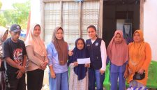 Plt. Ketua TP-PKK Boltara Moy Olivia Pontoh-Mamonto didampingi Ketua TP-PKK Kecamatan Bintauna dan beserta jajaran mengunjungi sekaligus menyerahkan bantuan kepada korban kebakaran rumah di desa Talaga. 