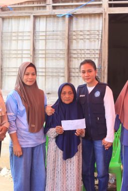 Peduli Korban Kebakaran, Plt. Ketua TP-PKK Boltara Salurkan Bantuan di Talaga