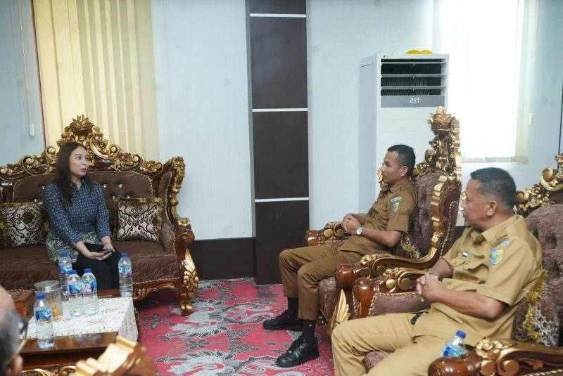 Plt. Bupati Boltara Mohammad Aditya Pontoh bersama Kepala BPJS Boltara Maria Meidy Lumi