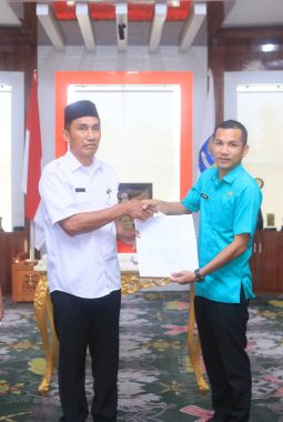 MAP Serahkan Surat Tugas Plt Camat Sangkub dan SK Pejabat Sangadi Huntuk
