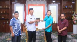 Plt Bupati Boltara Mohammad Aditya Pontoh menyerahkan SK Plt Camat Sangkub