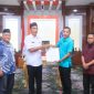 Plt Bupati Boltara Mohammad Aditya Pontoh menyerahkan SK Plt Camat Sangkub