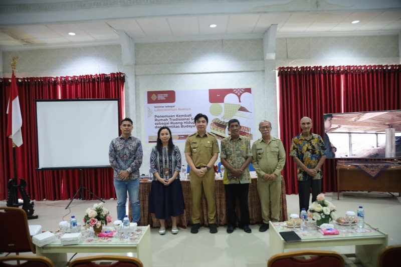 Bupati Kabupaten Kepulauan Sangihe Michael Thungari bersama Ketua Dewan Adat Lukman Makapuas dan Lainnya