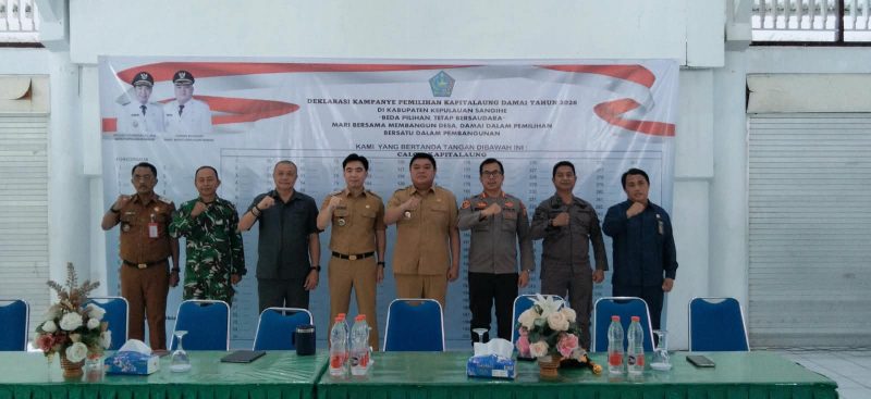 Bupati Kabupaten Kepulauan Sangihe Michael Thungari, bersama Wakil Bupati Sangihe Tendris Bulahari, Ketua DPRD Sangihe Denny Roy Tampi, Sekda Sangihe Johanis Pilat dan lainnya
