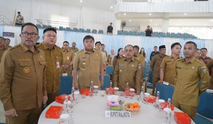Wakil Bupati Kepulauan Sangihe menghadiri Rapat Koordinasi Pengawasan Peran Gubernur sebagai Wakil Pemerintah Pusat di Daerah yang berlangsung di Ruang Mapalus, Kantor Gubernur Sulawesi Utara