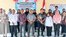 Camat Tabukan Utara, Bersama dengan Kedua Calon Kapitalaung, serta Panitia Pemilihan dan Jajaran Pemerintah Kampung Bahu dan MTK Kampung Bahu