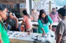 Febriyanti Sambaiyang penjual Ikan di pasar ngalipaeng sedang melayani Pembeli