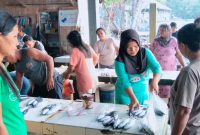 Febriyanti Sambaiyang penjual Ikan di pasar ngalipaeng sedang melayani Pembeli