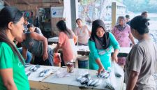 Febriyanti Sambaiyang penjual Ikan di pasar ngalipaeng sedang melayani Pembeli