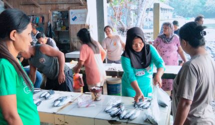 Suasana aktivitas jual beli di Pasar Ngalipaeng I, Kecamatan Manganitu Selatan, Kabupaten Kepulauan Sangihe, pada Sabtu pagi (17/10/2026), terpantau relatif tenang. Meski jumlah pengunjung tidak seramai hari-hari tertentu, ketersediaan Bahan Pokok (Bapok), khususnya ikan segar, masih melimpah dengan harga yang bervariasi sesuai jenis dan ukuran.