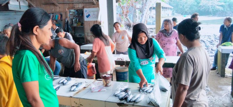 Febriyanti Sambaiyang penjual Ikan di pasar ngalipaeng sedang melayani Pembeli