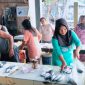 Febriyanti Sambaiyang penjual Ikan di pasar ngalipaeng sedang melayani Pembeli