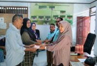 Penyaluran BLT-DD Secara Simbolis Oleh Pemerintah Kampung Bahu, Kepada Tiga KPM