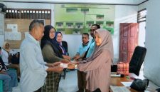 Penyaluran BLT-DD Secara Simbolis Oleh Pemerintah Kampung Bahu, Kepada Tiga KPM