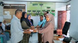 Penyaluran BLT-DD Secara Simbolis Oleh Pemerintah Kampung Bahu, Kepada Tiga KPM