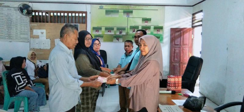 Penyaluran BLT-DD Secara Simbolis Oleh Pemerintah Kampung Bahu, Kepada Tiga KPM