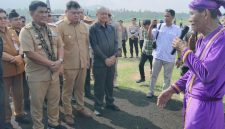 Gubernur Sulawesi Utara (Sulut), Mayjen TNI (Purn.) Yulius Selvanus, tiba di Bandara Naha, Kecamatan Tabukan Utara, Kabupaten Kepulauan Sangihe dan disambut prosesi penyambutan adat