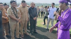 Gubernur Sulawesi Utara (Sulut), Mayjen TNI (Purn.) Yulius Selvanus, tiba di Bandara Naha, Kecamatan Tabukan Utara, Kabupaten Kepulauan Sangihe dan disambut prosesi penyambutan adat