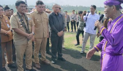 Gubernur Sulawesi Utara (Sulut), Mayjen TNI (Purn.) Yulius Selvanus, S.E. bersama rombongan resmi tiba di Bandara Naha, Kecamatan Tabukan Utara, Kabupaten Kepulauan Sangihe, Selasa (20/10/2026). Kedatangan orang nomor satu di Sulawesi Utara tersebut disambut Wakil Bupati Kepulauan Sangihe, Tendris Bulahari, Ketua DPRD Sangihe, Denny Roy Tampi, S.E., bersama jajaran Pemerintah Kabupaten Kepulauan Sangihe melalui prosesi penyambutan adat.