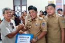 Gubernur Sulawesi Utara Mayjen TNI (Purn.) Yulius Selvanus di Dampingi Wakil Bupati Kabupaten Kepulauan Sangihe, Menyerahkan Bantuan Secara Simbolis Kepada Masyarakat Penerima.