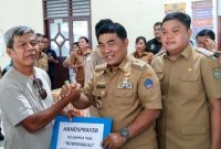 Gubernur Sulawesi Utara Mayjen TNI (Purn.) Yulius Selvanus di Dampingi Wakil Bupati Kabupaten Kepulauan Sangihe, Menyerahkan Bantuan Secara Simbolis Kepada Masyarakat Penerima.