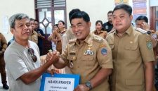 Gubernur Sulawesi Utara Mayjen TNI (Purn.) Yulius Selvanus di Dampingi Wakil Bupati Kabupaten Kepulauan Sangihe, Menyerahkan Bantuan Secara Simbolis Kepada Masyarakat Penerima.